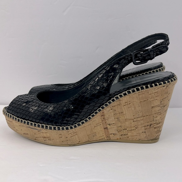 STUART WEITZMAN PATENT SNAKE PRINTED OPEN TOE WEDGE, BLACK, SIZE 8.5M, WOMEN’S - Picture 3 of 16
